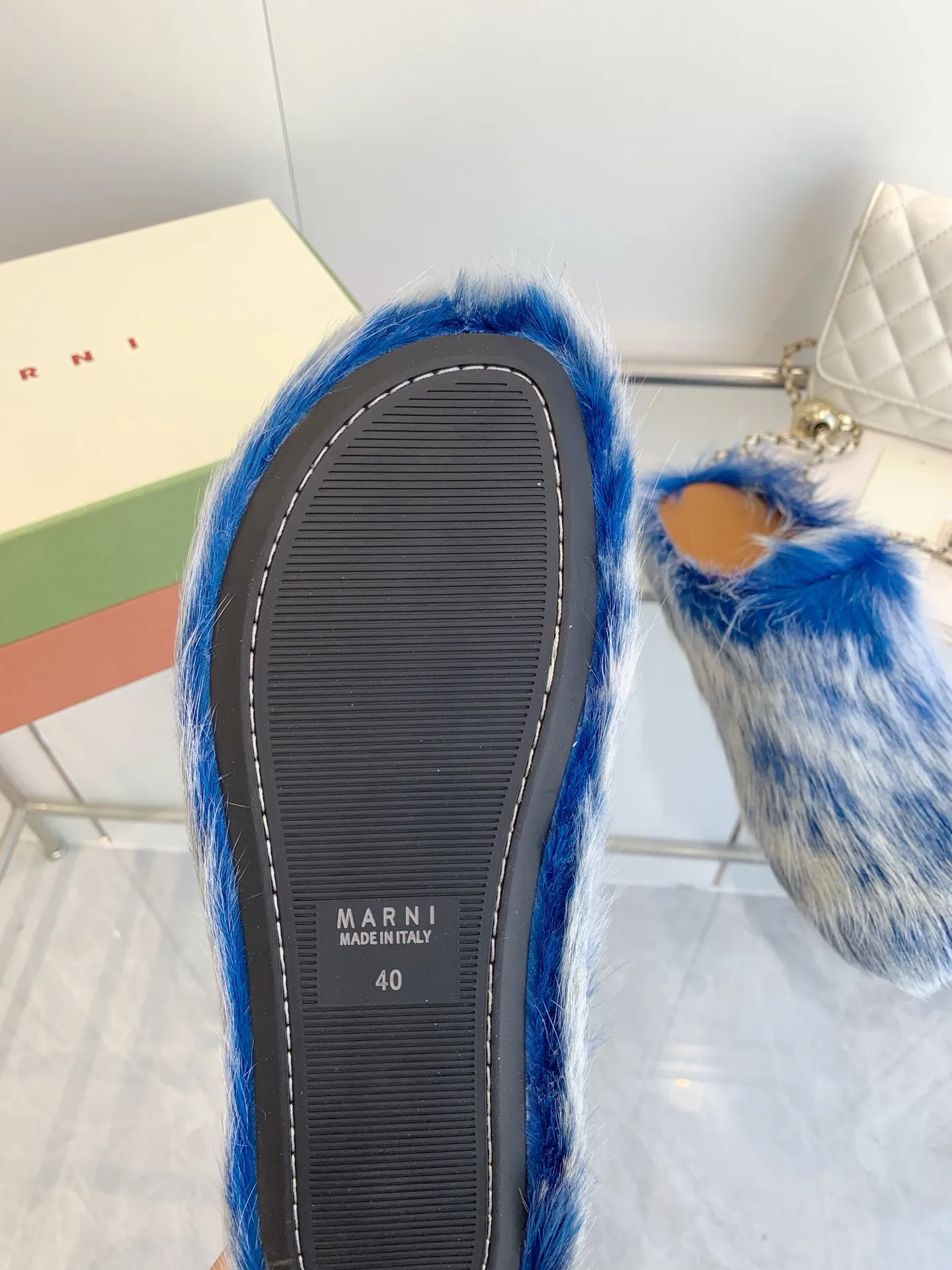 👟👟Ex-factory price 540👟👟 Men +20 🔥🔥🔥 MARNI Sabot Horsehair Slippers are a giant trendy horsehair slipper with a toe cap for all seasons, making it a beautiful landscape. The texture makes your feet more beautiful, confident and comfortable. It is a symbol of taste whether you wear it at home or outside! The real thing is very textured and the comfort is great. Fabric: horse hair. Lining: leather lining. Foot pads: leather. Sole: leather insole, rubber sole. Size: women's size 35-40. men's size: 40-46. Complete package.